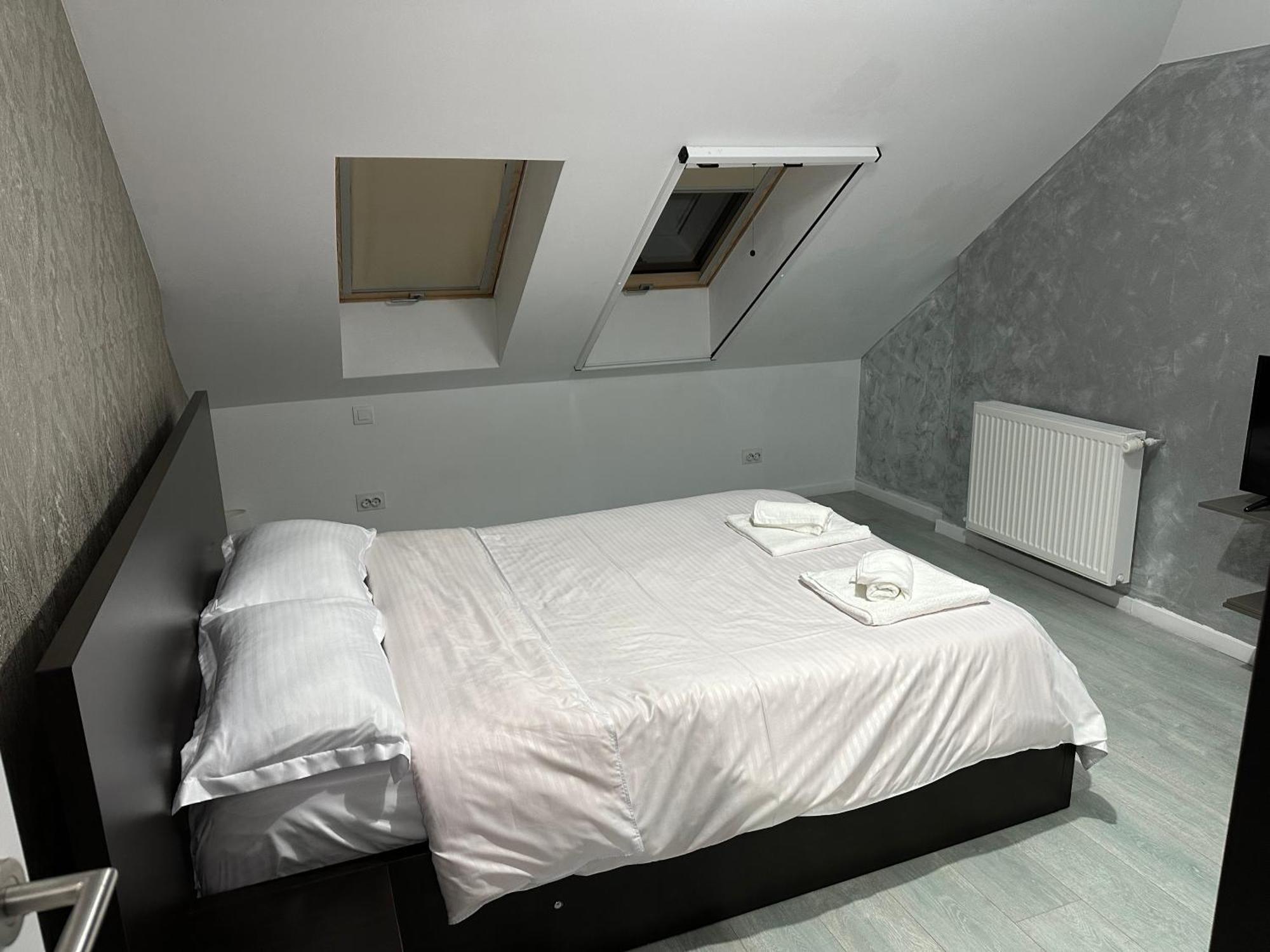 Toscana Apartments Отопень Екстер'єр фото